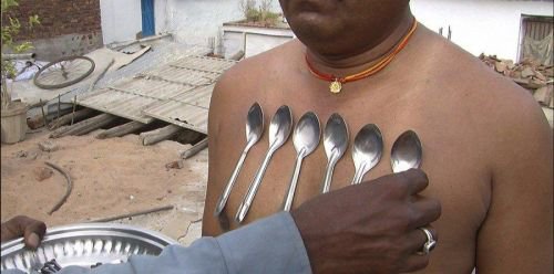 现实版的“万磁王”印度一男自身带磁性可吸铁